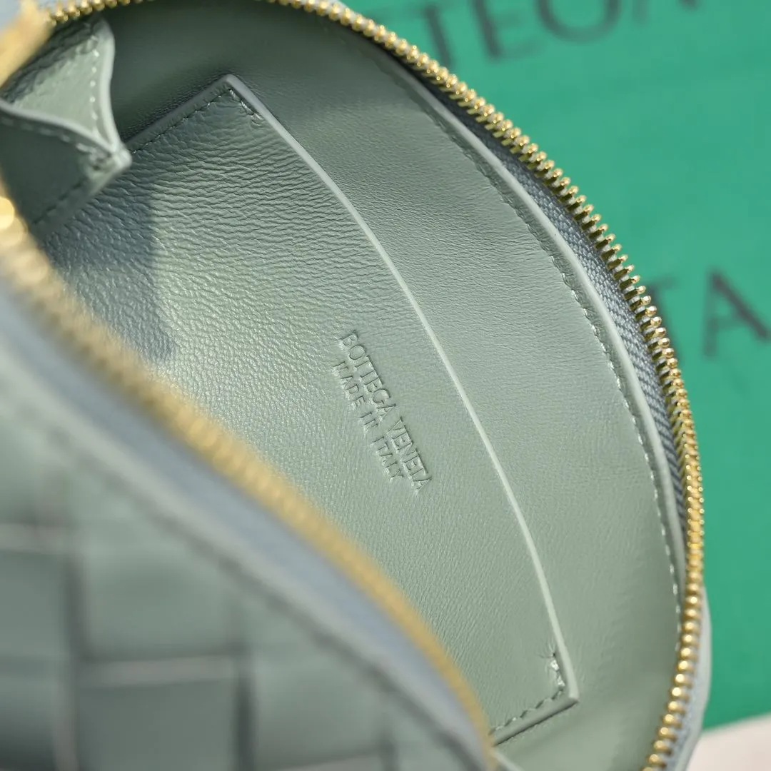 Batch 1260 #Bv The new Concert pouch is the most beautiful and practical mini bag I have ever seen 🎈 The bag body adopts the classic lntrecciato weaving process✅ It is equipped with a leather double-headed zipper, the opening is wide, easy to take and put, the shoulder strap knot can be slid to adjust the length freely, that is, 🉑️crossbody/underarm, and can be used as a clutch bag. Small body, large capacity, so practical! The key is that it is extremely versatile! Come and buy this small, exquisite, beautiful and versatile bag 👍 Model: 4258 Size: 18.5*11.5*8.5